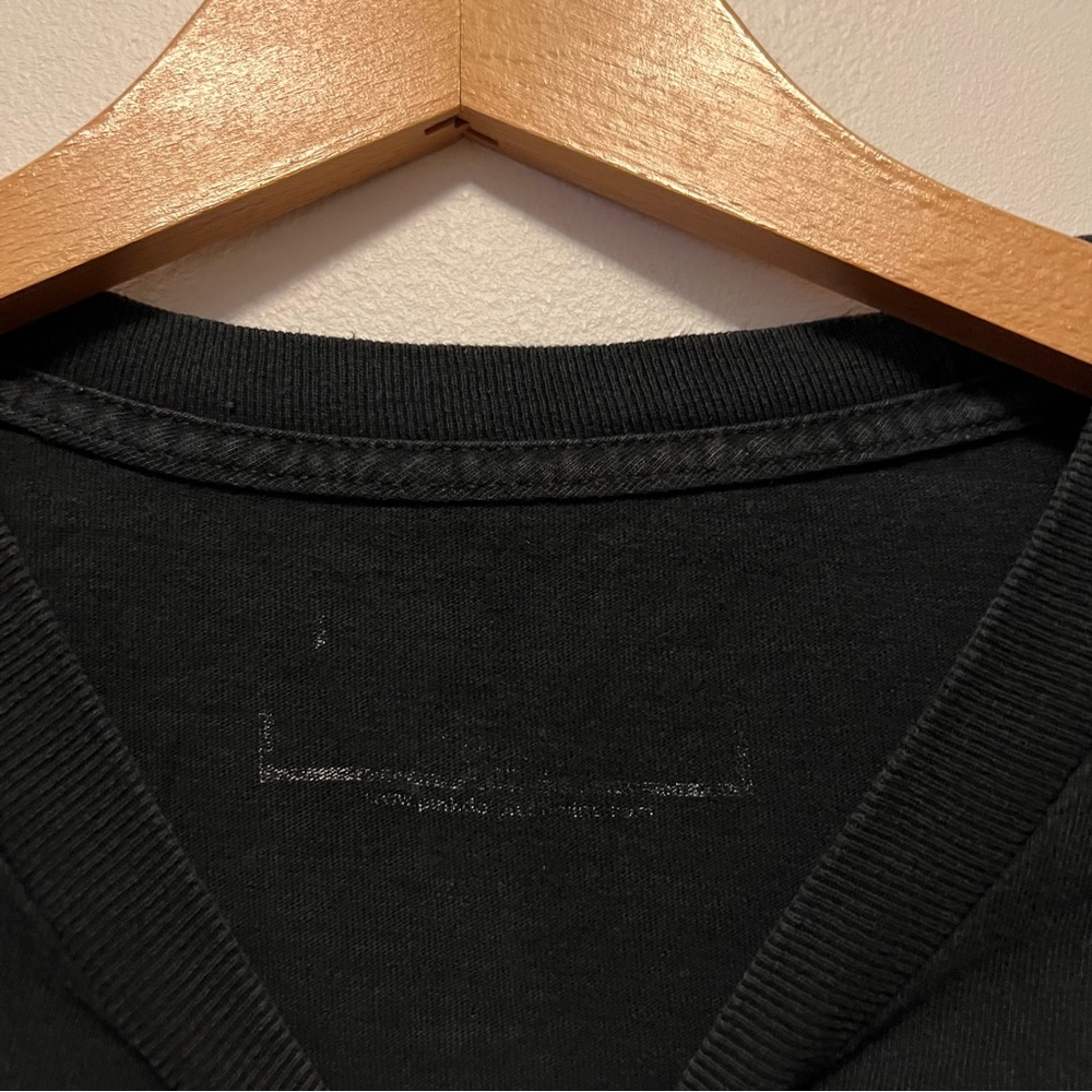 Japanese Wave Graphic T-shirt Distressed‎ Fits Medium - Picture 4 of 7